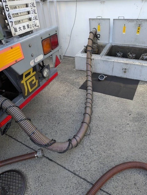 タンクローリー荷下ろし